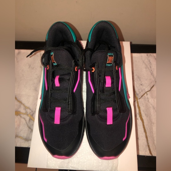 Puma tennis shoe; black very pretty, sleek and comfortable - Picture 3 of 8